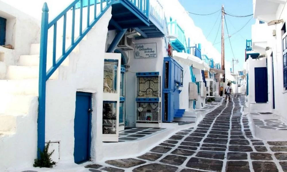 Μύκονος: Ντου της αστυνομίας σε πάρτι βάφτισης